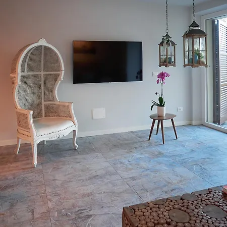 アパート Redhouse Benaco *